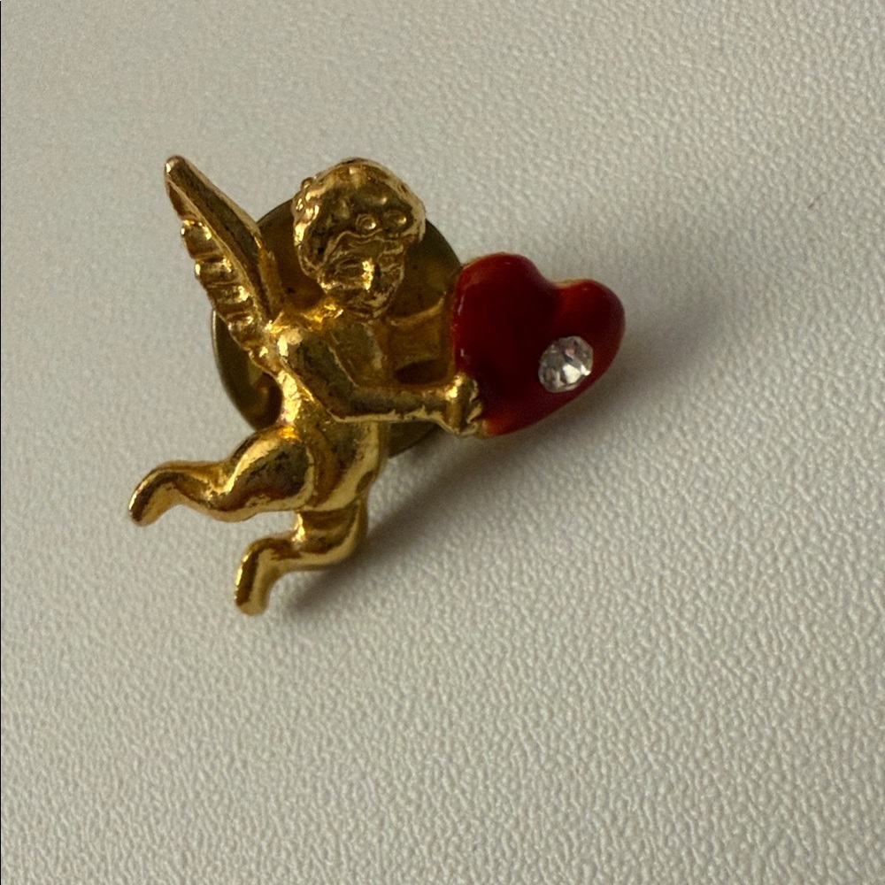 💘Vintage Gold Colored Cupid Holding Red Heart Lapel Pin  💘